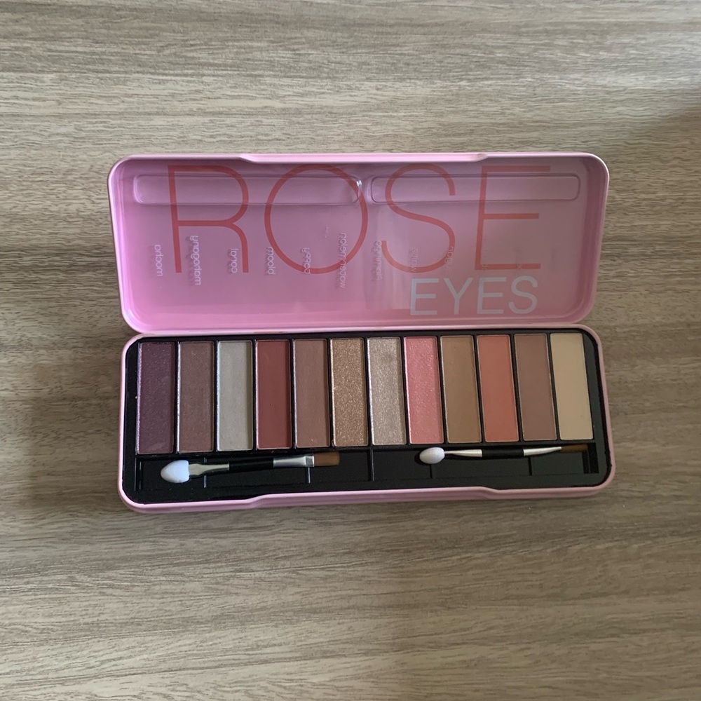 NWOT Rose Eyes Palette in 12 Eyeshadows Total With 2 Brushes